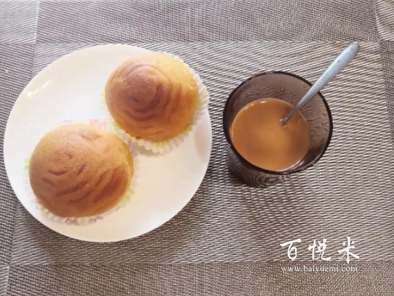 咖啡面包外酥內(nèi)軟，香氣四溢，甜而不膩，值得一試